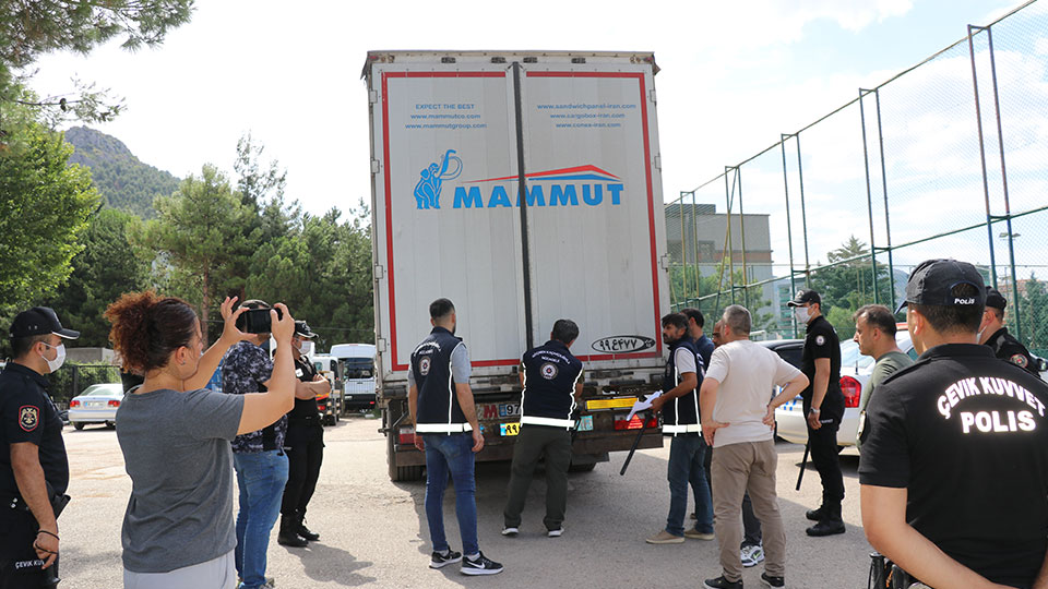 Polisleri şaşkına çeviren olay! 23 düzensiz göçmen orada yakalandı