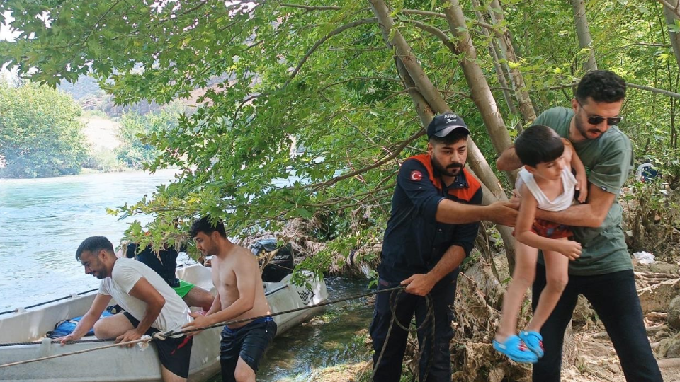 Piknik yaparken su seviyesinin yükselmesiyle adacıkta mahsur kalan 10 kişi kurtarıldı