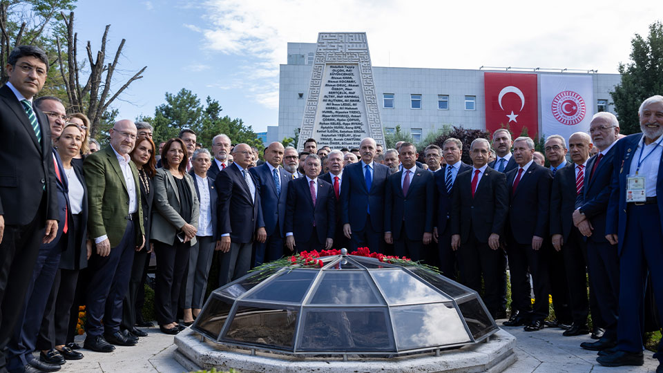 TBMM'ye atılan ilk bombanın düştüğü yere karanfil bırakıldı