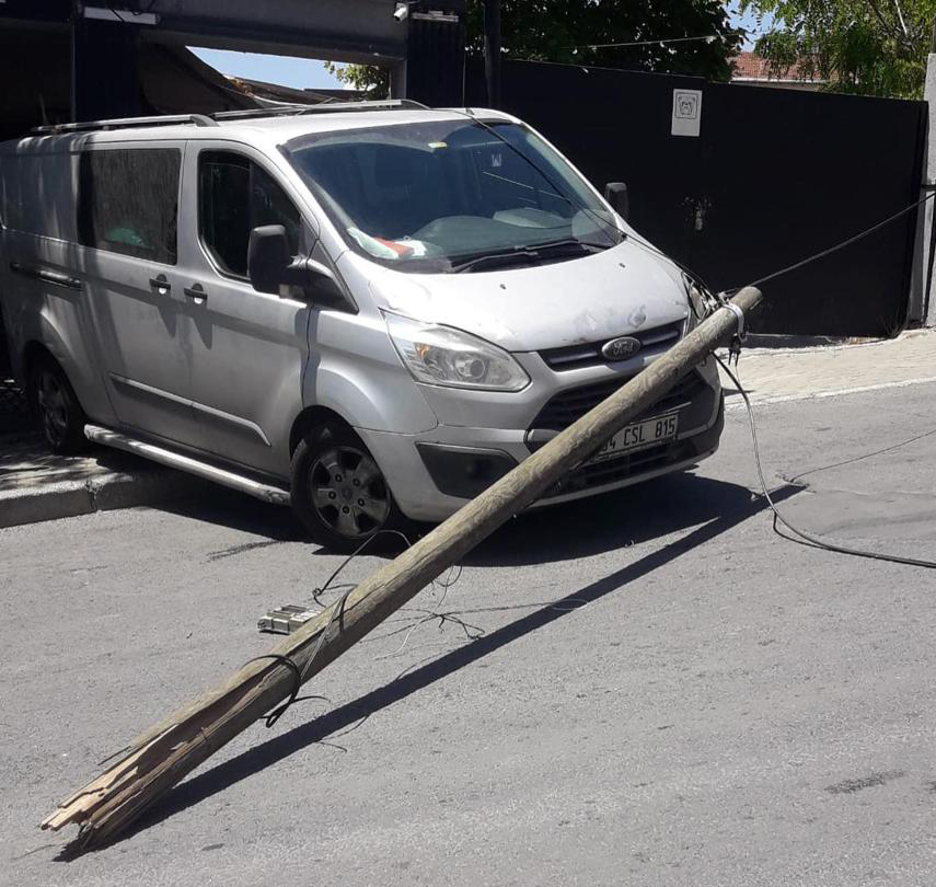 Avcılar'da minibüs kazası: Restoranın kapısına çarparak durdu