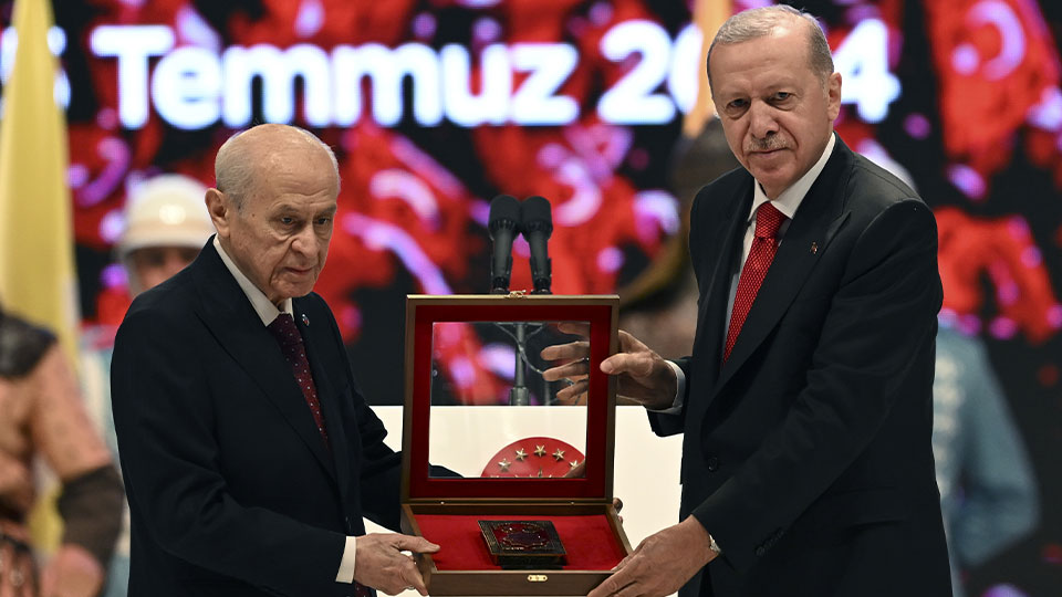 MHP Lideri Bahçeli, Cumhurbaşkanı Erdoğan'a Kur'an hediye etti