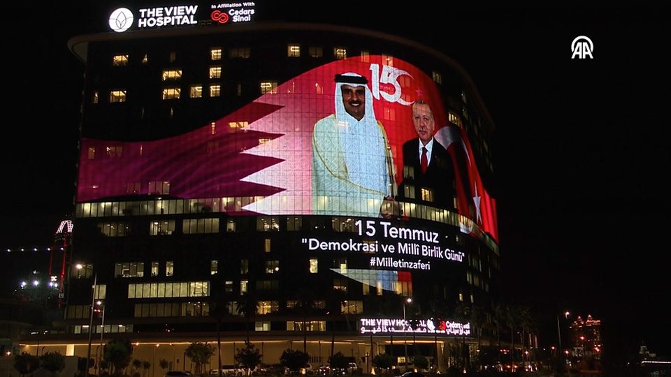 Demokrasi ve Milli Birlik Günü mesajları Katar’ın sembol kulelerine yansıtıldı