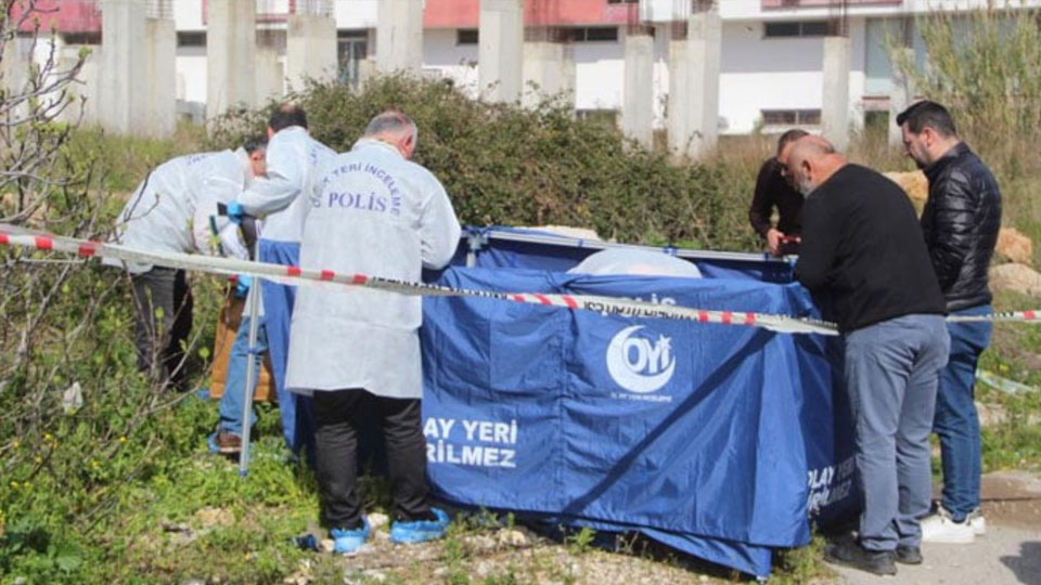 Gölet kenarındaki bazada battaniyeye sarılı erkek cesedi bulundu