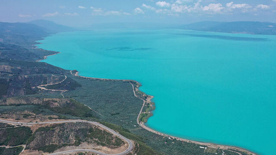 İznik Gölü renk değiştirdi! Yeni görüntüsü böyle kaydedildi