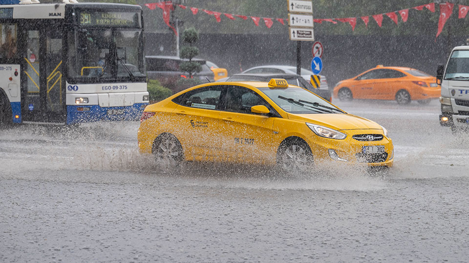 Meteoroloji sarı alarm vermişti: Ankara'da sağanak etkili oluyor