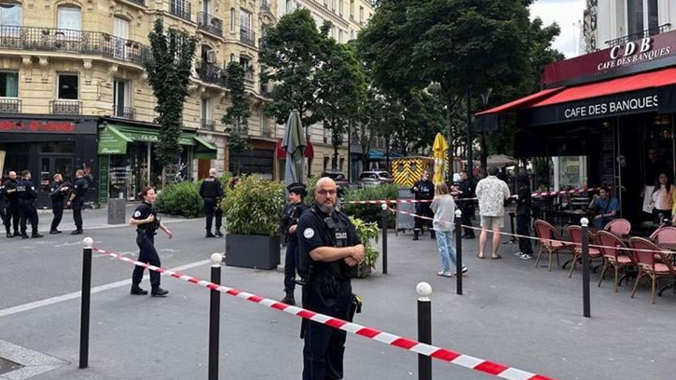 Paris'te bir aracın restoranın ön bahçesine girmesi sonucu 1 kişi öldü