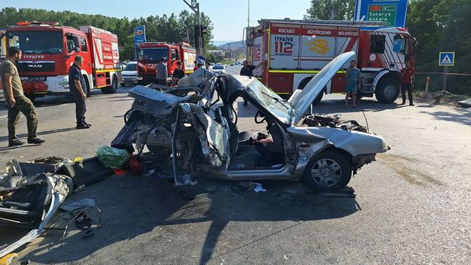 Kamyon dehşet saçtı: 2 kardeş öldü, anne ağır yaralı