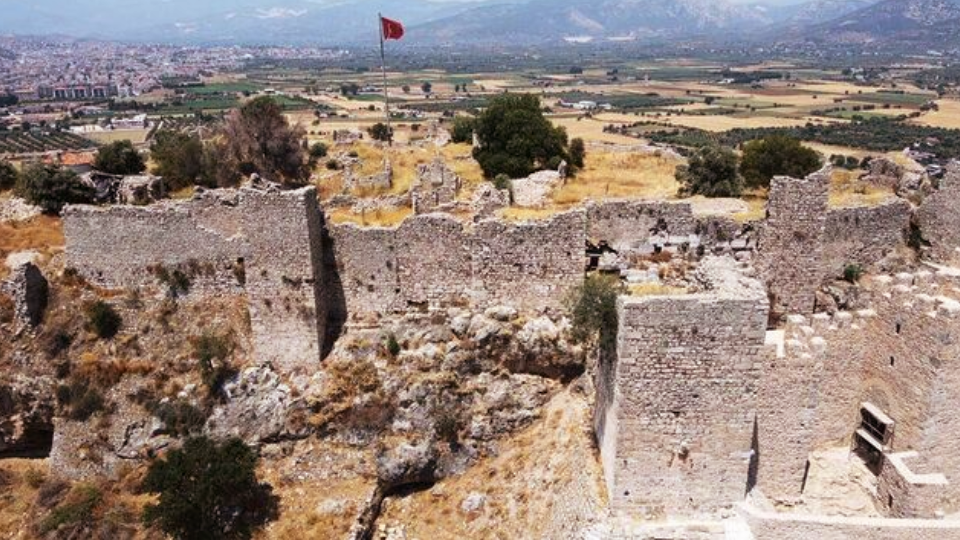 Beçin Antik Kenti'nde tarih canlanıyor: Kale duvarları ve burçlar yeniden ayağa kalkıyor