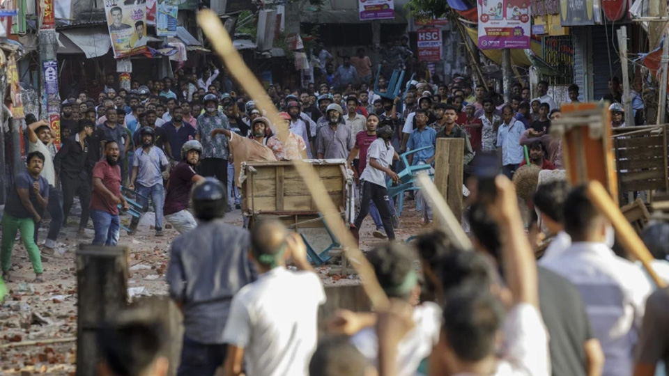 Bangladeş'te protestolar şiddete döndü: Devlet televizyonu ateşe verildi