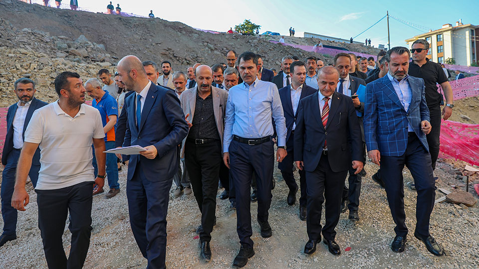 Bakan Kurum, Elazığ'da deprem konutlarını inceledi