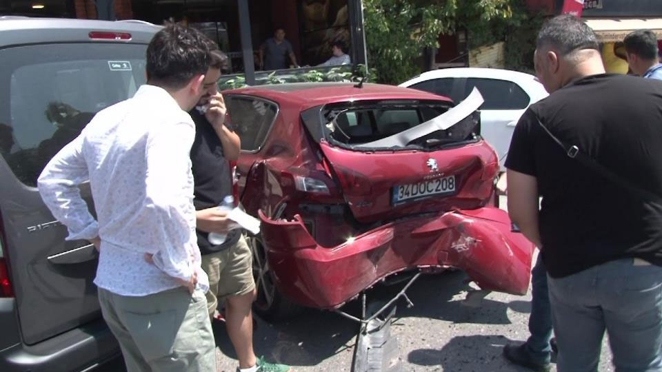 İstanbul'da ehliyetsiz sürücü dehşet saçtı! 3 araca çarptı: 1 yaralı