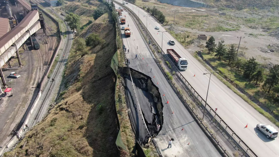 Karayolu tamamen çökünce demir yolu da ulaşıma kapandı