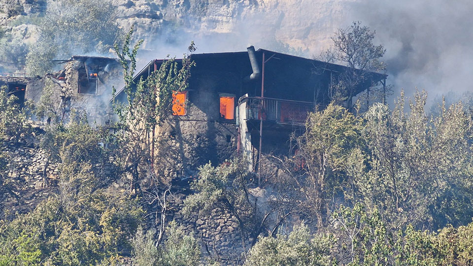 Tarım alanında çıkan yangında 3 ev kül oldu