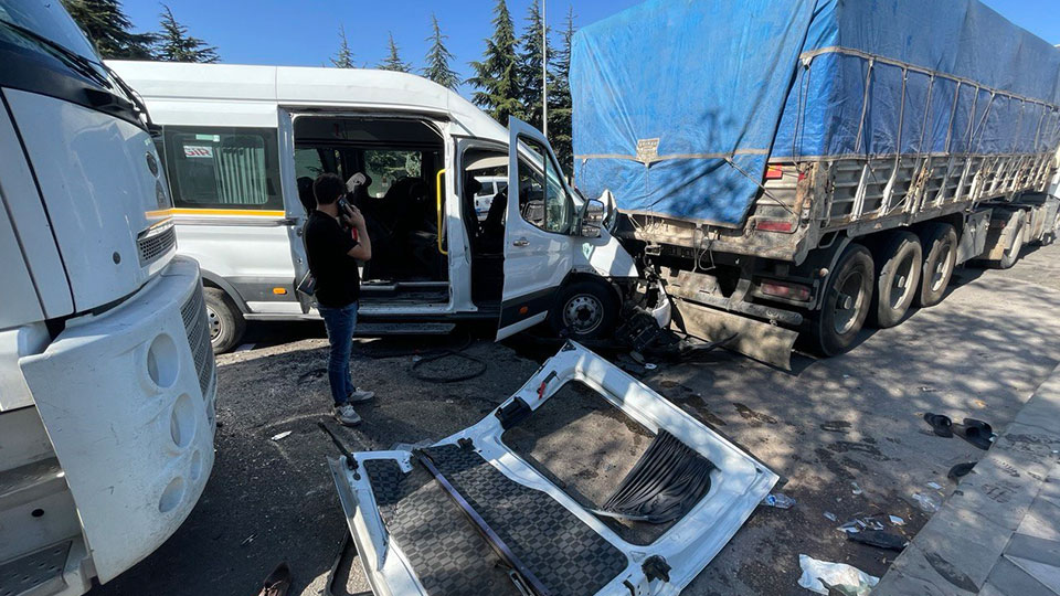 Sabah saatlerinde korkunç kaza! İşçi servisleri çarpıştı: 21 yaralı