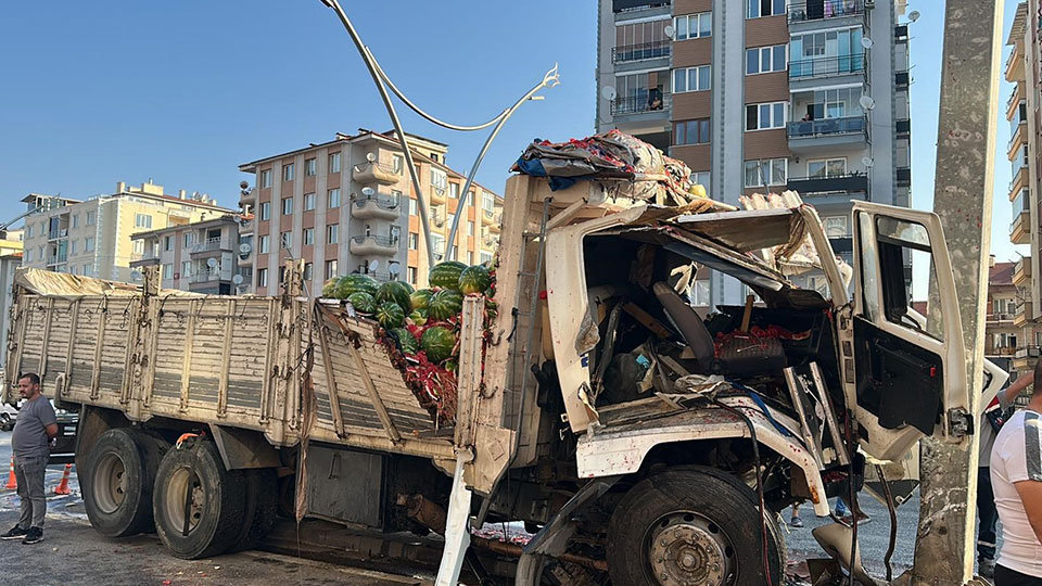 Uşak'ta korkunç kaza: Karpuz yüklü kamyon direğe çarptı