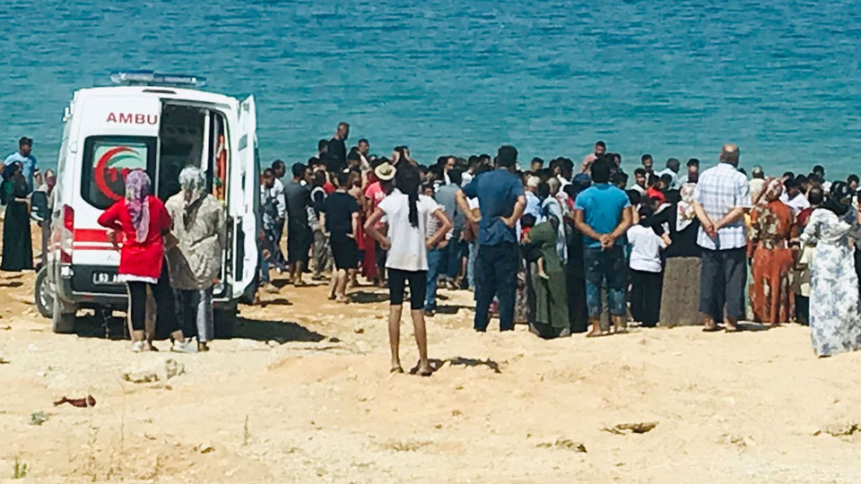 Serinlemek için çaya giren iki kardeş boğuldu