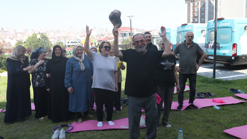 Yaşlılar kahkaha seansı ile eğlenip negatif düşüncelerden arındılar