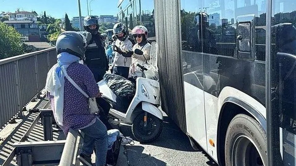 Metrobüsle motosiklet çarpıştı: 1 yaralı