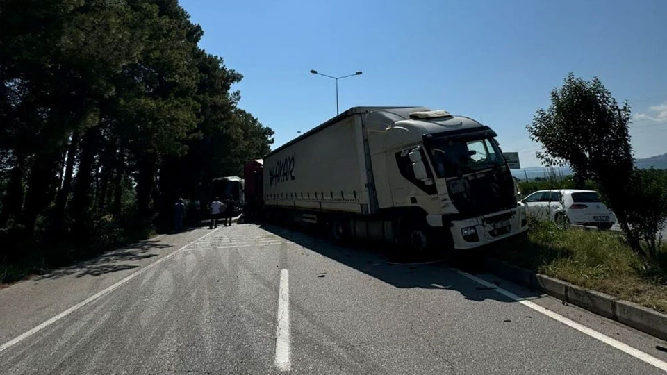 Samsun'da feci kaza! 3 TIR birbirine girdi karayolu ulaşıma kapandı