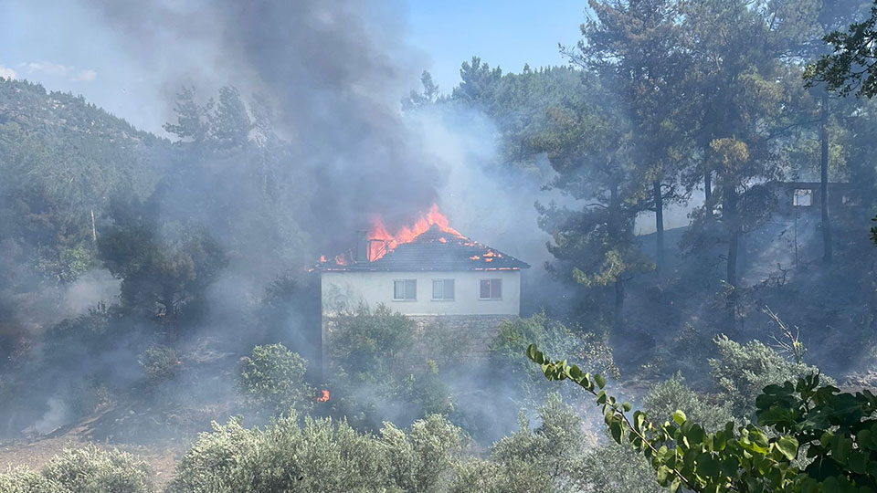 Muğla'da korku dolu anlar! Evde çıkan yangın ormana sıçradı