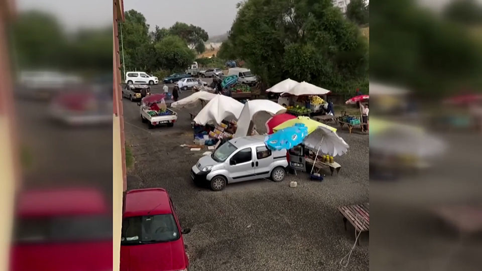 Yağmur ve rüzgar pazar esnafına zor anlar yaşattı