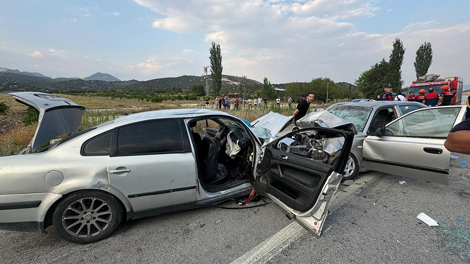 Burdur'da iki otomobil çarpıştı: 1 ölü, 9 yaralı