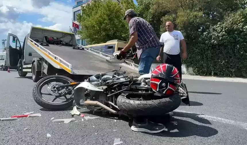 Avcılar'da motosiklet çekiciye çarptı: Kazada baba ile oğlu öldü