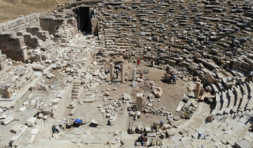 Teoman gladyatör gibi üzerine yatmıştı! Dionysos Sunağı'na özel koruma