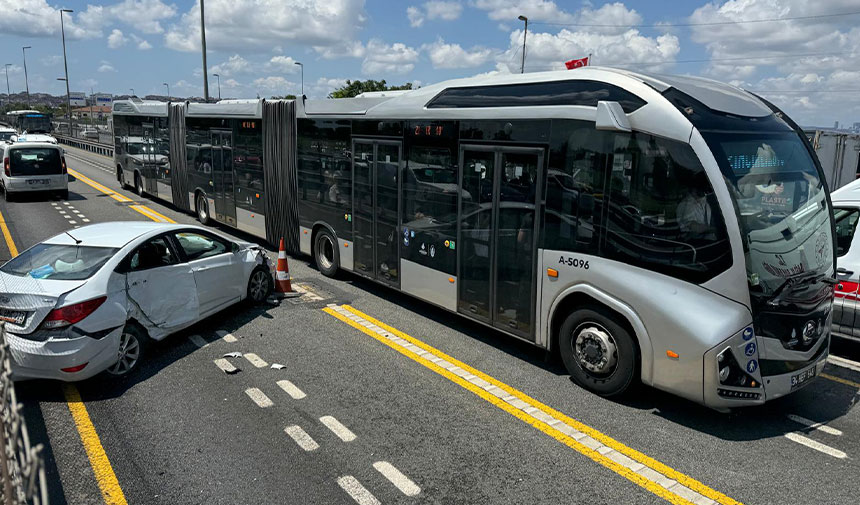 Küçükçekmece'de otomobil metrobüse çarptı