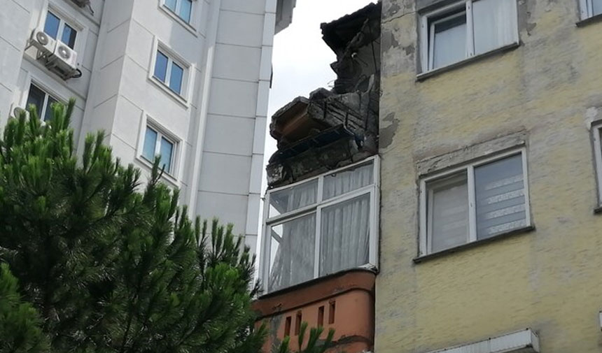 İstanbul'da dehşet anları! 4 katlı binada balkon çöktü