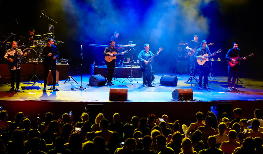 Grammy ödüllü Gipsy Kings, Harbiye'de konser verdi