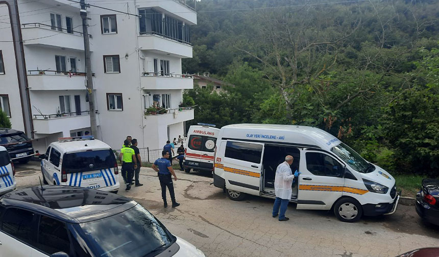 Kocaeli'nde cinayet: Kapıda oğlunu balkonda eski eşini vurdu