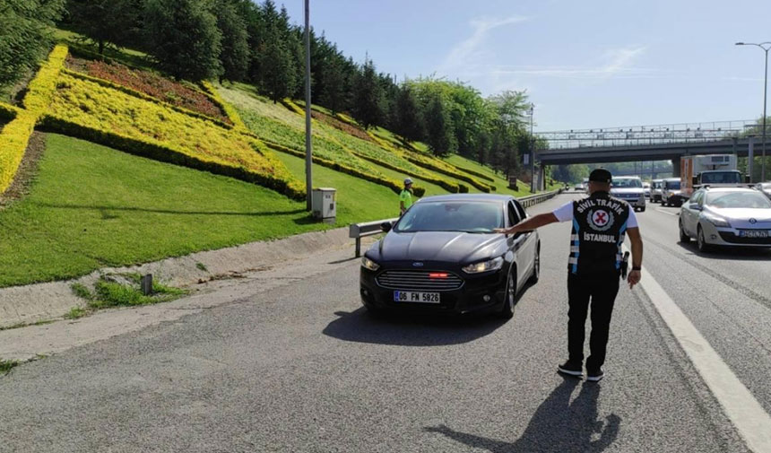 Bakan Yerlikaya açıkladı! Çakarlı araç kullanan yüzlerce sürücüye ceza