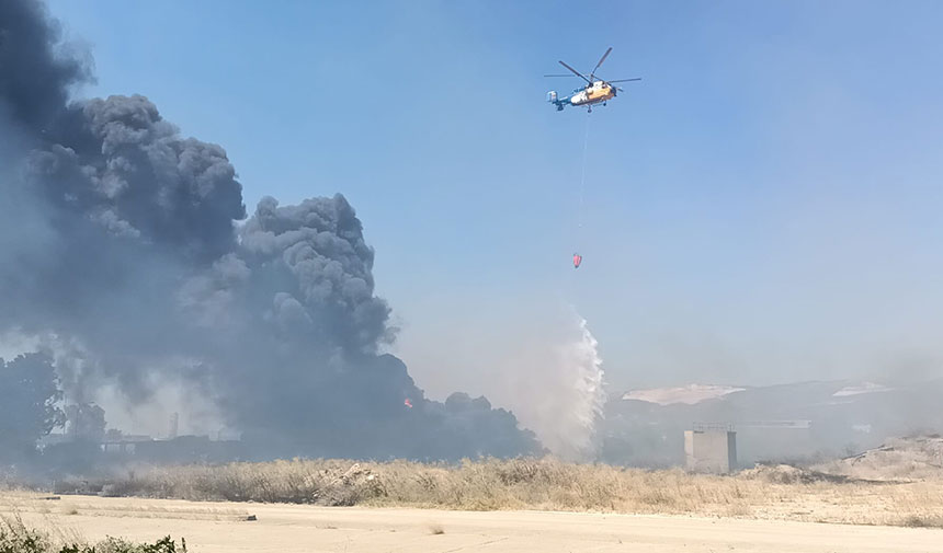 Eski kağıt fabrikası alevlere teslim oldu! Ekipler bölgeye sevk edildi