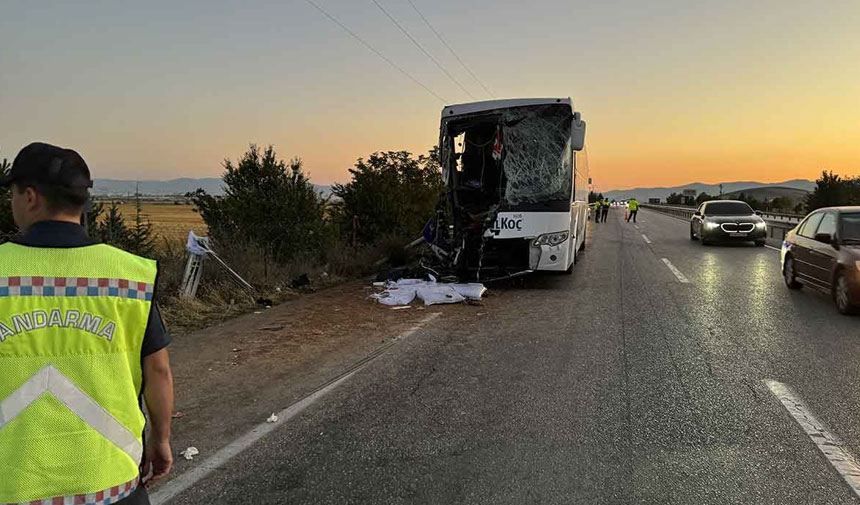 Yolcu otobüsü kamyona çarptı: 1 ölü, 9 yaralı