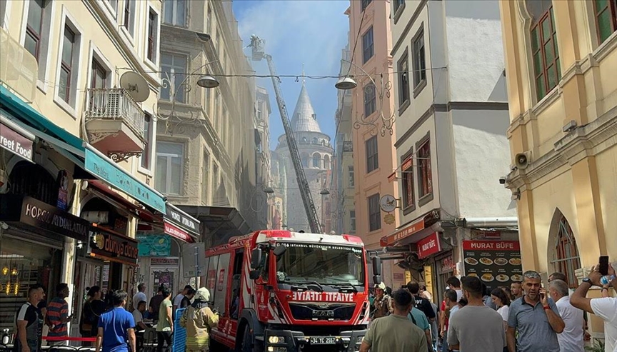 Beyoğlu’nda otelde çıkan yangın söndürüldü