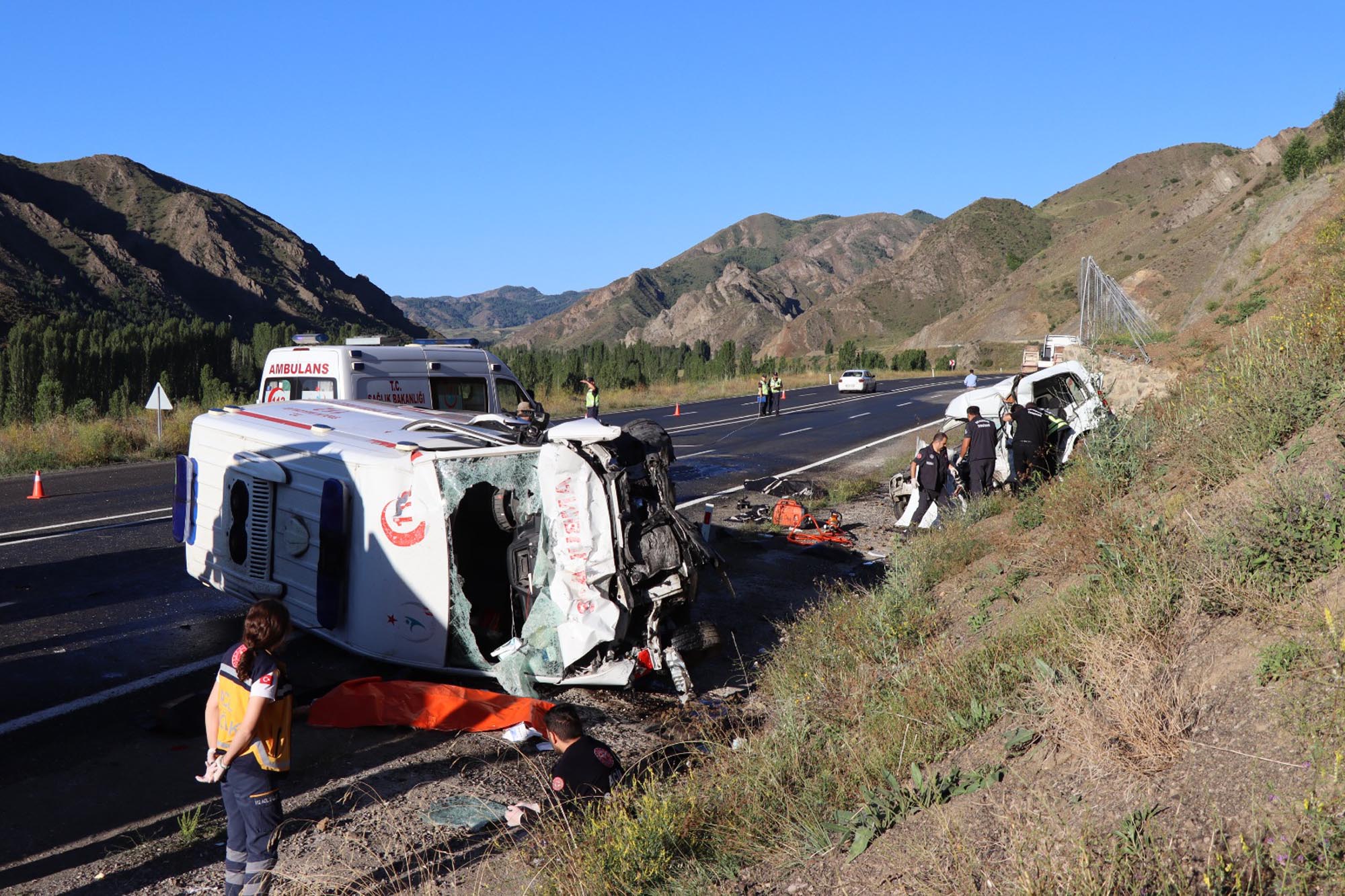 Erzurum'da ambulans ile ticari araç çarpıştı! 4 kişi öldü