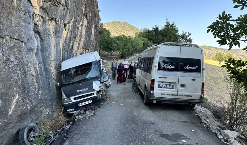 İşçileri taşıyan 2 minibüs çarpıştı: Çok sayıda yaralı var