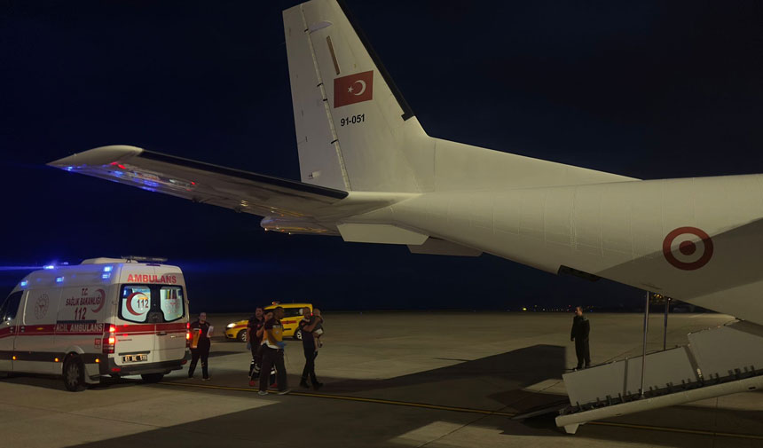 Ambulans uçak 2 çocuğu hayata bağladı