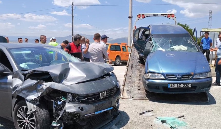 Burdur'da can pazarı! İki araç çarpıştı: 10 kişi yaralandı