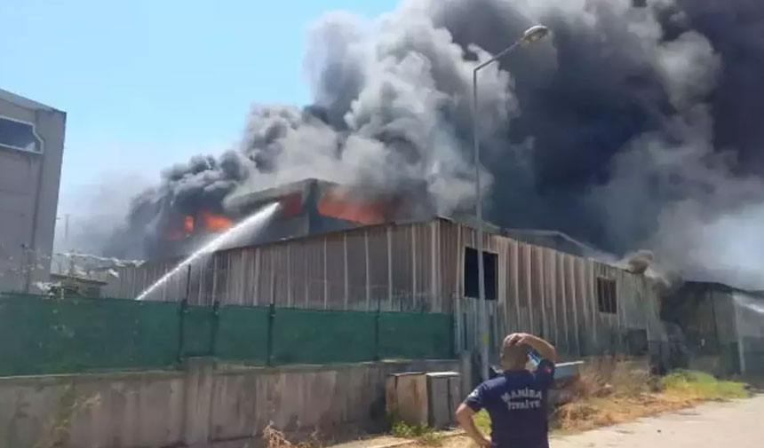 Fabrika alevlere teslim oldu! Dumanlar gökyüzünü kapladı