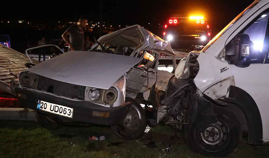 İşçi minibüsü çarptığı otomobili metrelerce sürükledi: Ölü ve yaralılar var