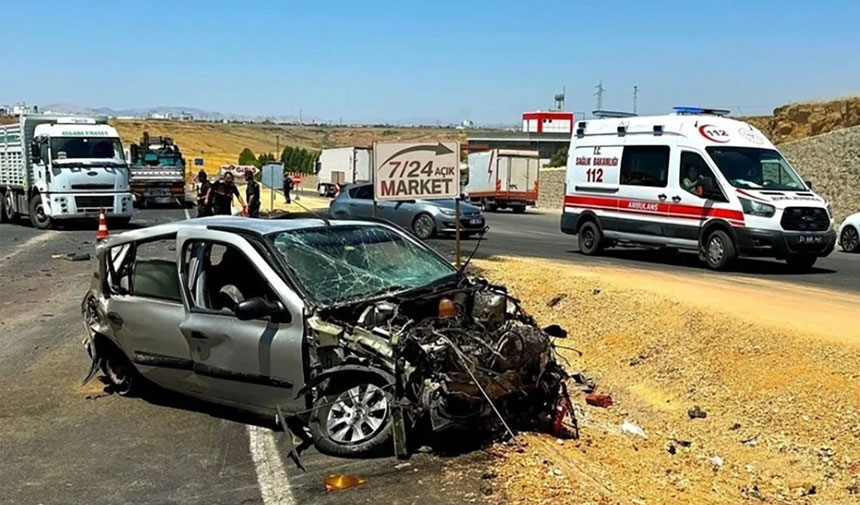 Korkunç kaza! Otomobil ile iki tır çarpıştı: 3'ü ağır 5 yaralı