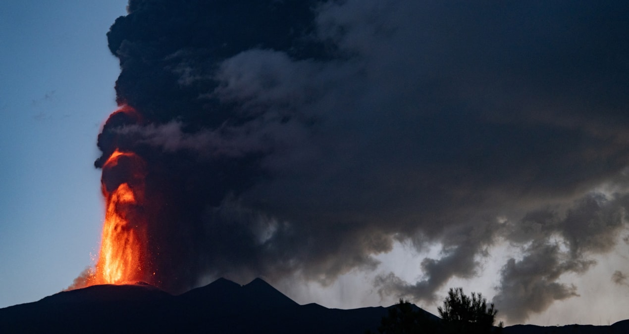 Etna Yanardağı yine patladı: Uçaklara kırmızı kodlu uyarı verildi