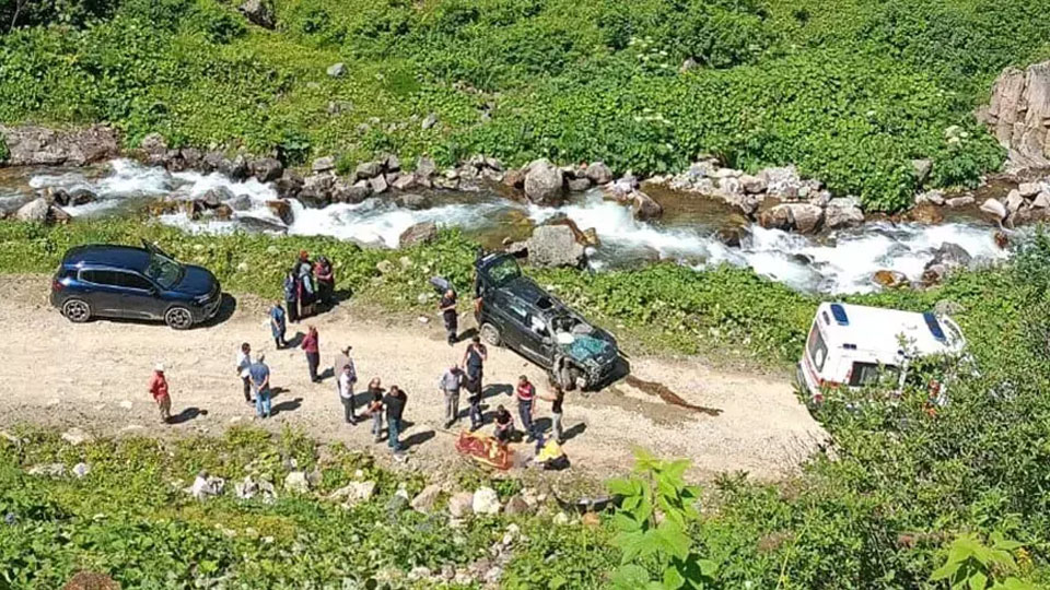 Rize'de feci kaza! Cip uçuruma devrildi: 2 ölü, 3 yaralı