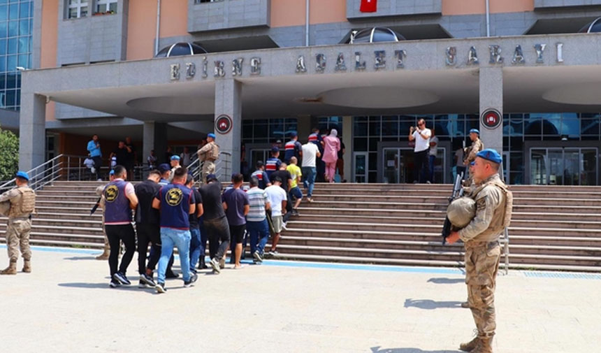 Jandarma enselerine bindi! Göçmen kaçakçısı 18 organizatör yakalandı