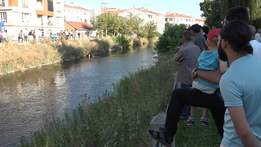 Sulama kanalına düşen çocuğu kurtardı, akıntıya kapılarak öldü