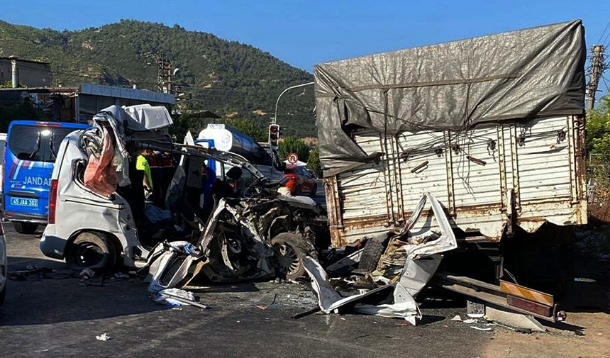 Manisa'da düğün dönüşü faciayla bitti: Aynı aileden 4 ölü, 3 ağır yaralı