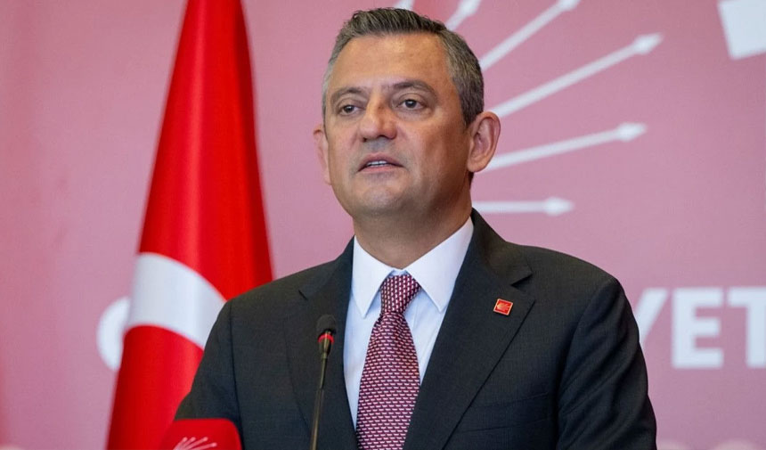 CHP Genel Başkanı Özgür Özel'in ayağı kırıldı