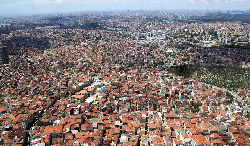 İstanbul'da en riskli ilçeleri açıkladı: 200 bin konut yerle bir olabilir!